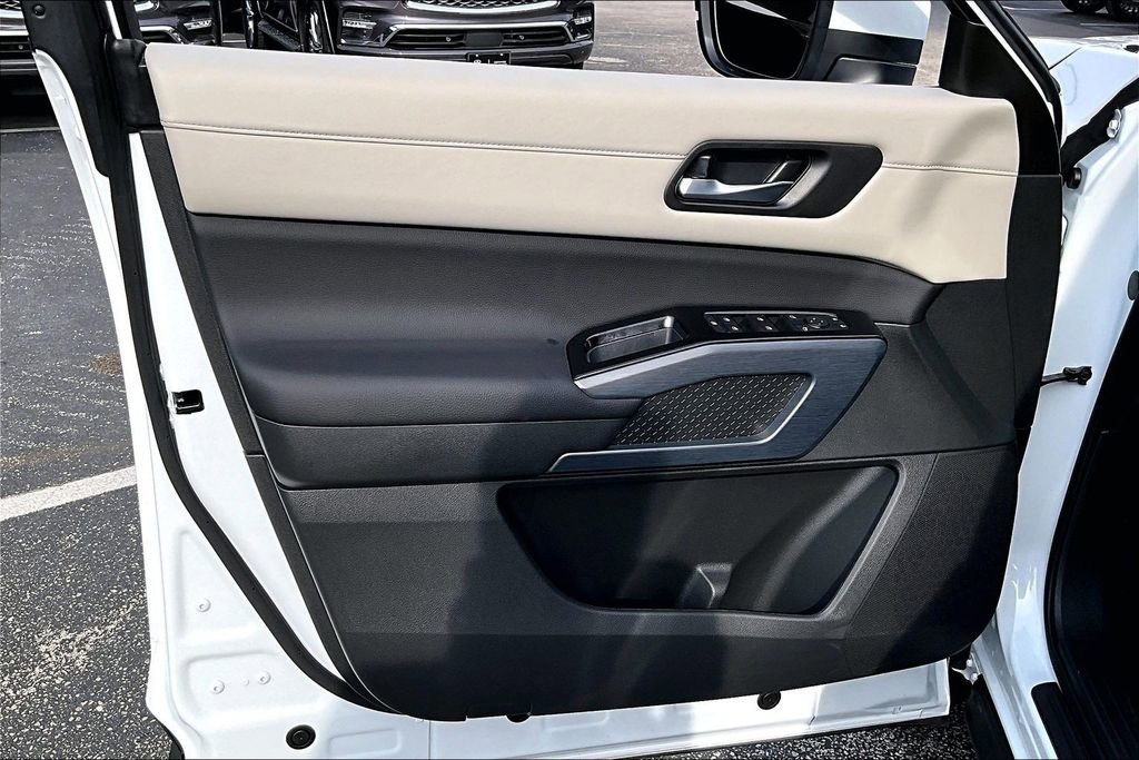 Used 2025 Nissan Pathfinder SL image 22