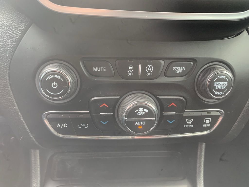 Used 2019 Jeep Cherokee Latitude Plus image 19