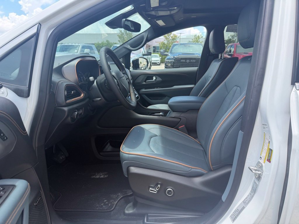 New 2027 Chrysler Pacifica Pinnacle w/ Theater Group FWD image 10