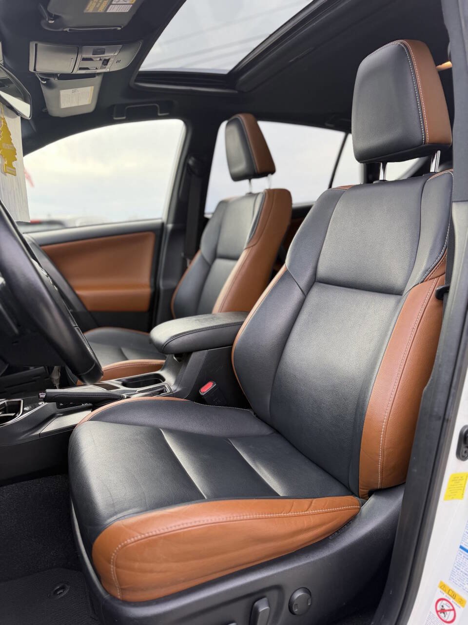 Used 2017 Toyota RAV4 SE w/ Advanced Technology Package image 12