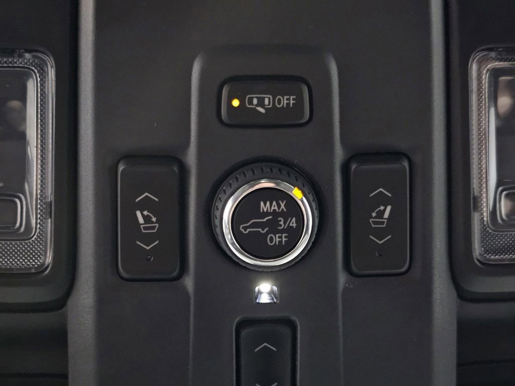 Used 2025 Chevrolet Suburban High Country AWD/4WD image 24
