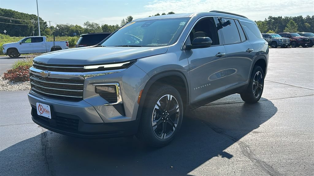 New 2027 Chevrolet Traverse LT w/ Sun and Wheel Package FWD image 3