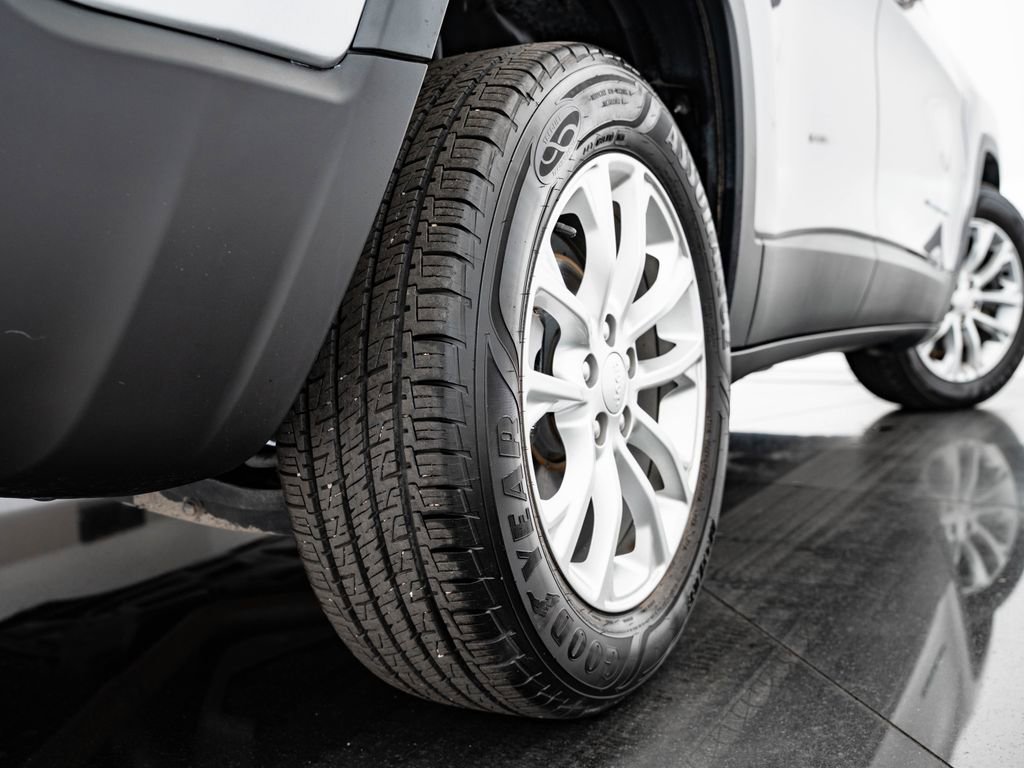 Used 2019 Jeep Cherokee Latitude w/ Popular Appearance Group image 46
