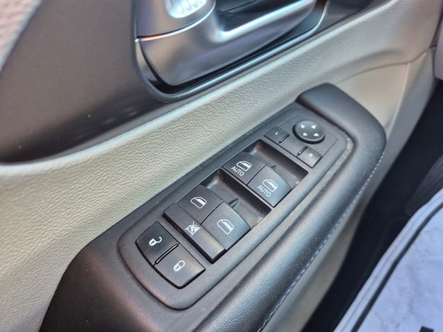 Used 2023 Chrysler Pacifica Touring-L image 26