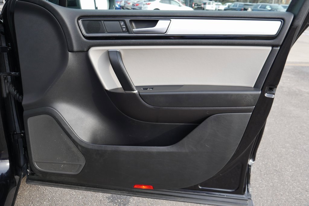 Used 2017 Volkswagen Touareg Wolfsburg Edition image 30