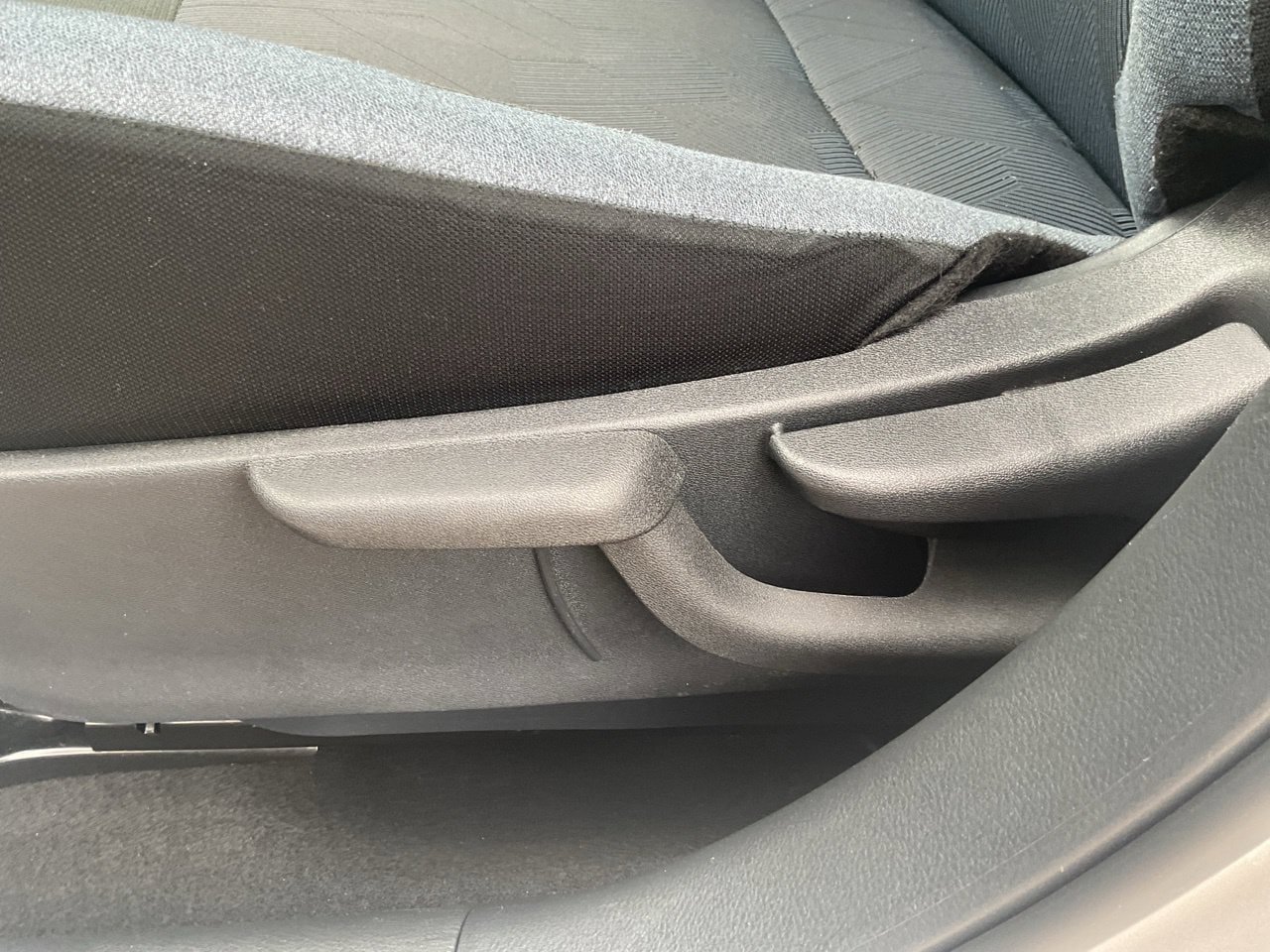 Used 2025 Nissan Versa SV FWD image 9