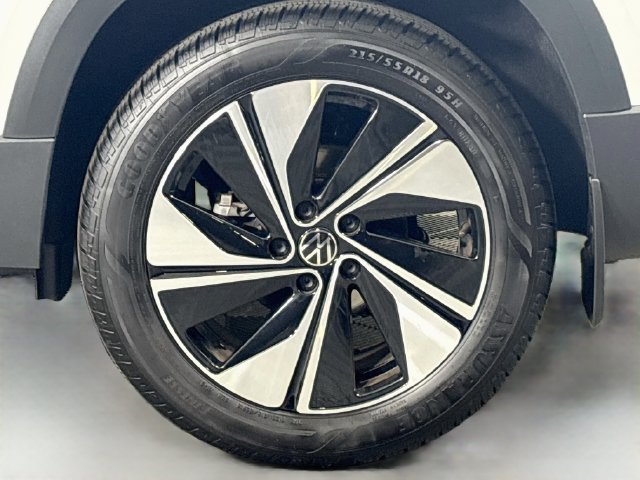 Used 2025 Volkswagen Taos SE AWD/4WD image 30