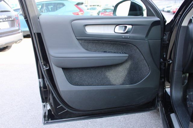 Used 2025 Volvo XC40 B5 Plus image 10