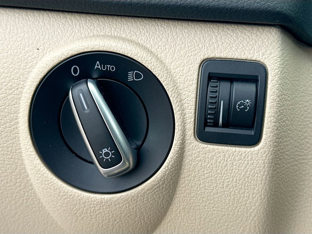 Used 2017 Volkswagen Tiguan S image 32