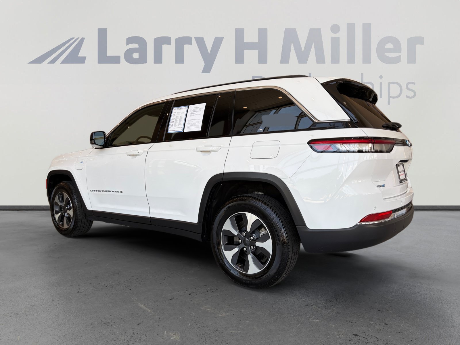 Used 2024 Jeep Grand Cherokee Limited 4xe AWD/4WD image 3