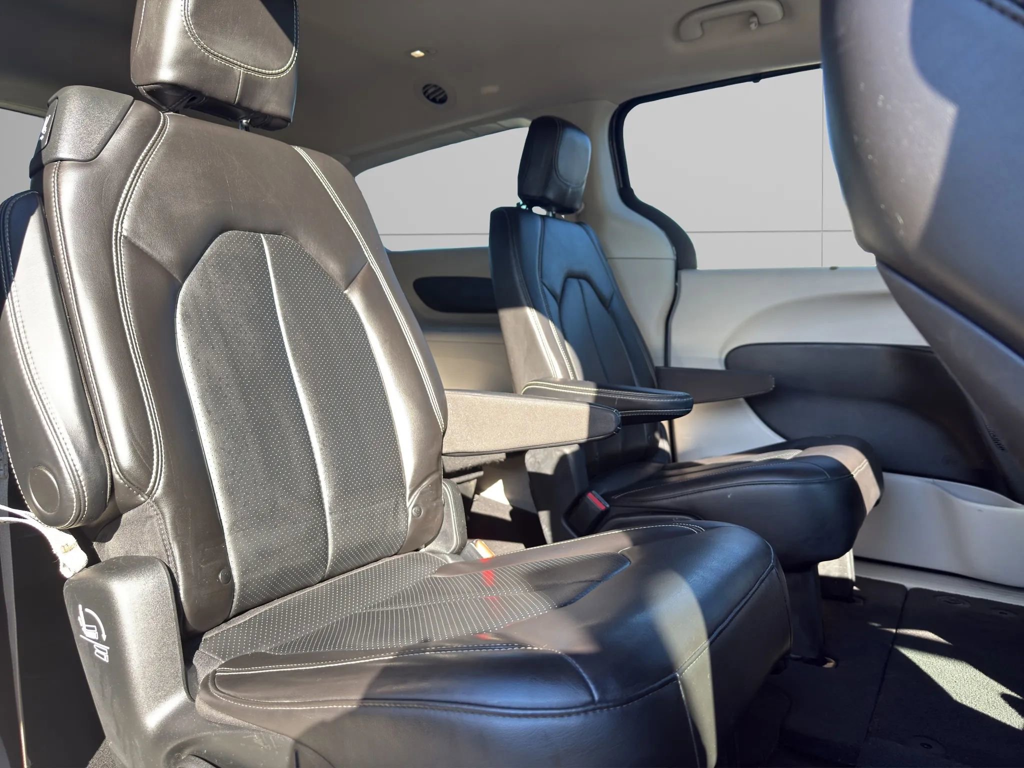 Used 2020 Chrysler Voyager Lxi image 16