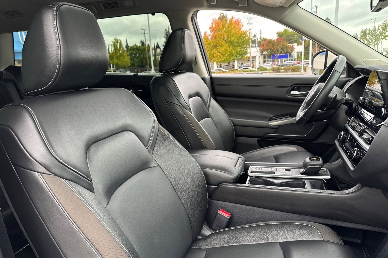 Used 2024 Nissan Pathfinder SL w/ SL Premium Package image 32