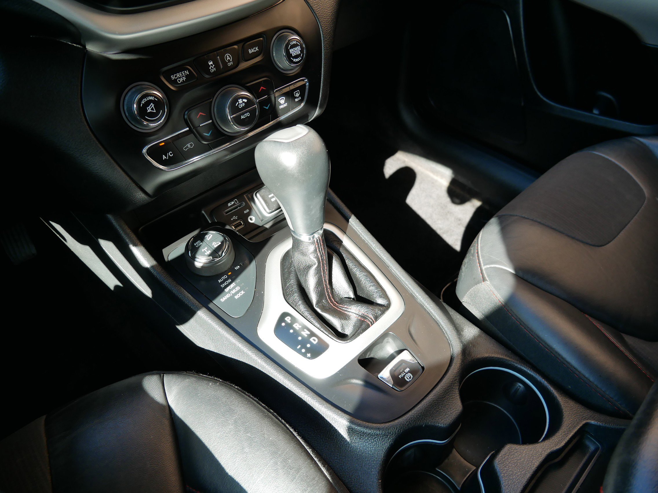 Used 2018 Jeep Cherokee Trailhawk w/ Cold Weather Group image 21