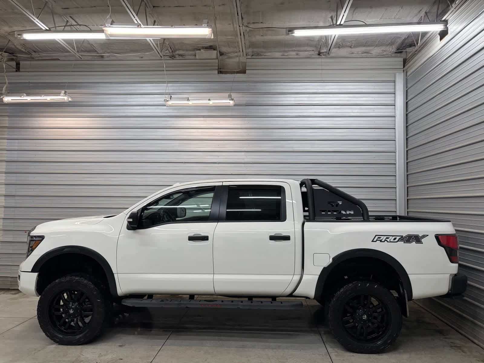 Used 2021 Nissan Titan PRO-4X w/ Pro-4x Convenience Package AWD/4WD image 6