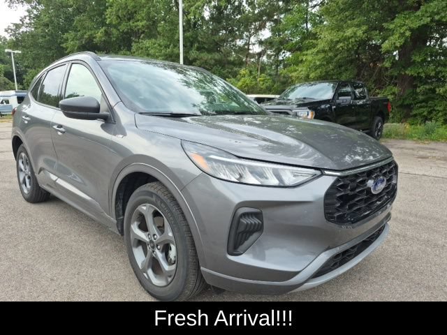 Used 2024 Ford Escape ST-Line w/ Tech Pack #1 AWD/4WD image 2