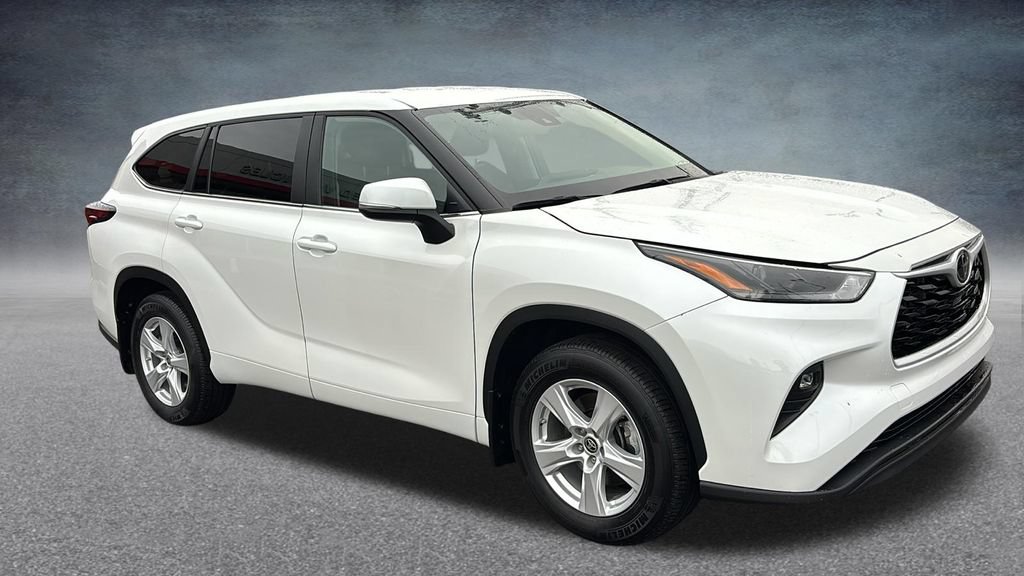 Used 2025 Toyota Highlander LE AWD/4WD image 30