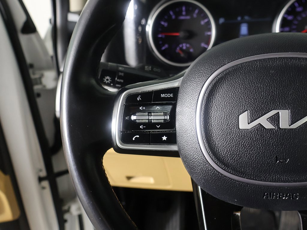 Used 2023 Kia Carnival EX image 39