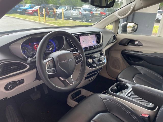 Used 2023 Chrysler Pacifica Touring-L image 14