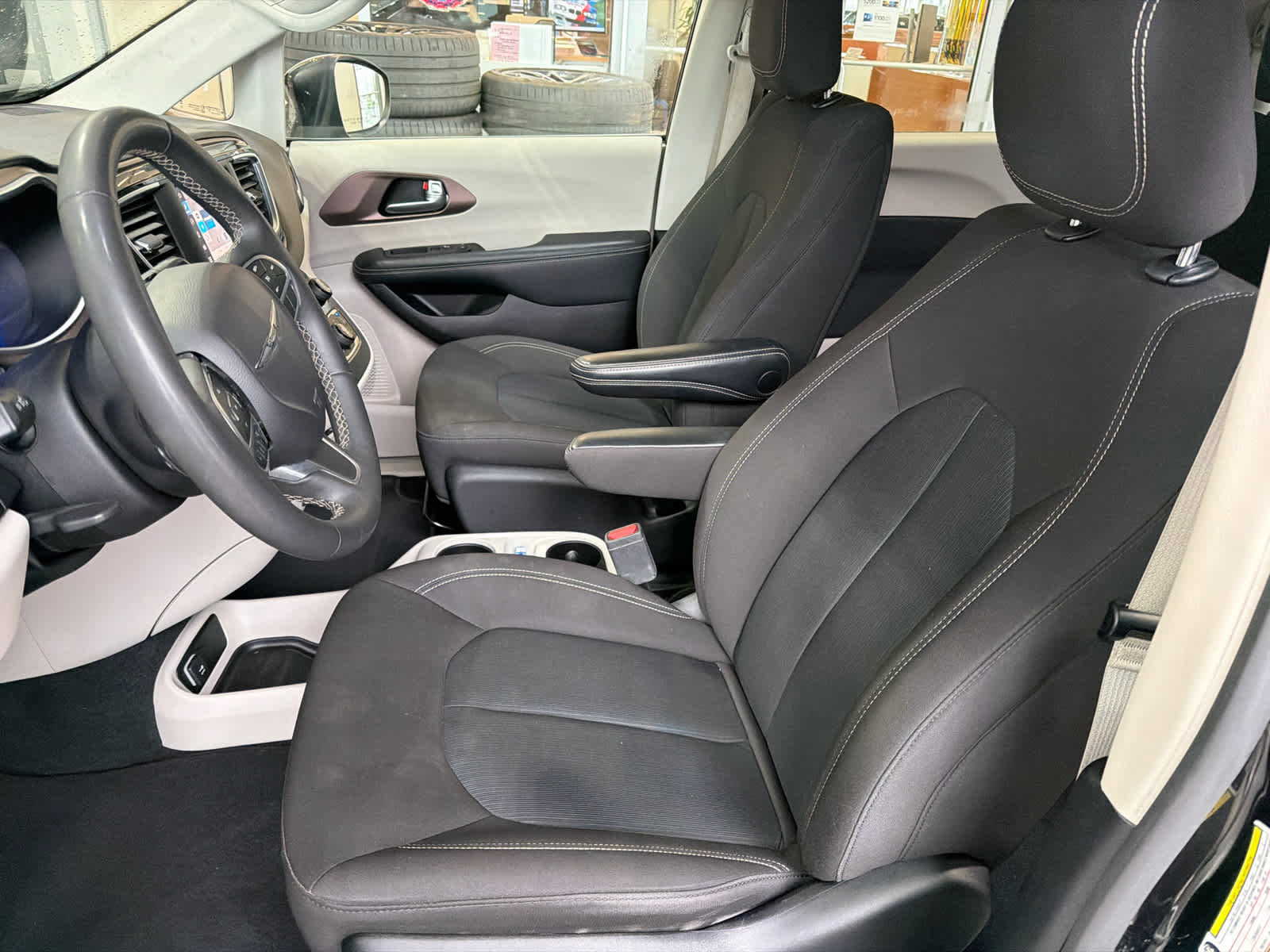 Used 2023 Chrysler Voyager LX FWD image 17