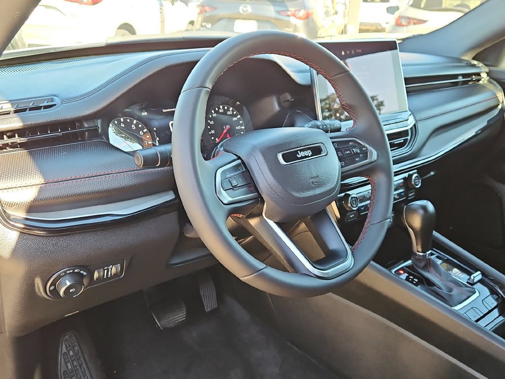 Used 2025 Jeep Compass Trailhawk AWD/4WD image 12
