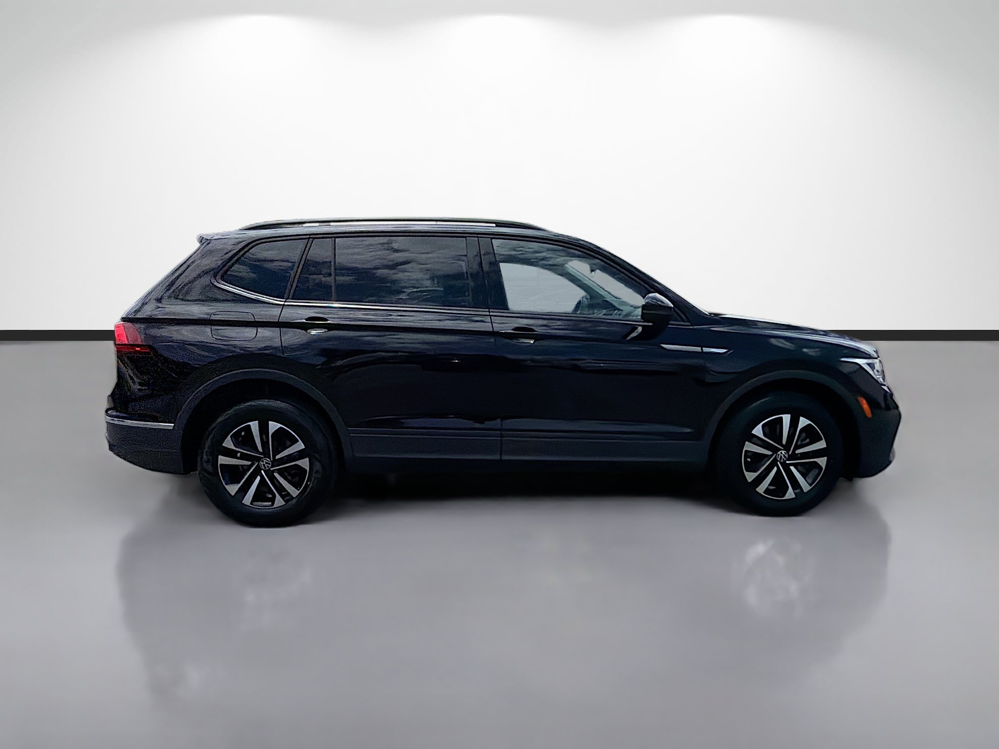 Used 2023 Volkswagen Tiguan S FWD image 2