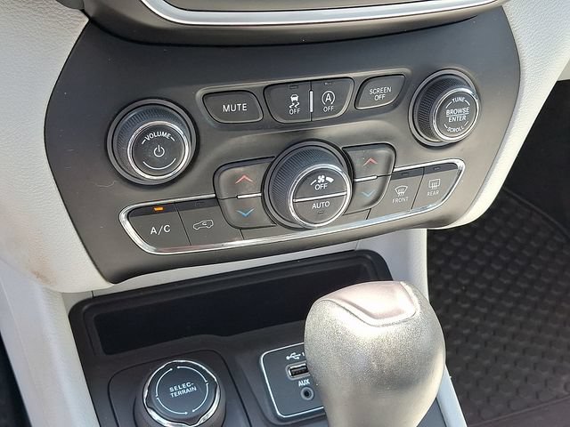 Used 2020 Jeep Cherokee Latitude Plus w/ Comfort/Convenience Group AWD/4WD image 12