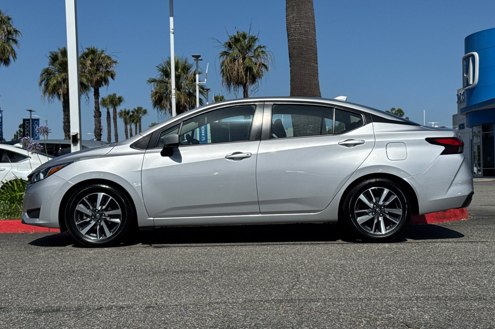 Used 2023 Nissan Versa SV FWD image 2
