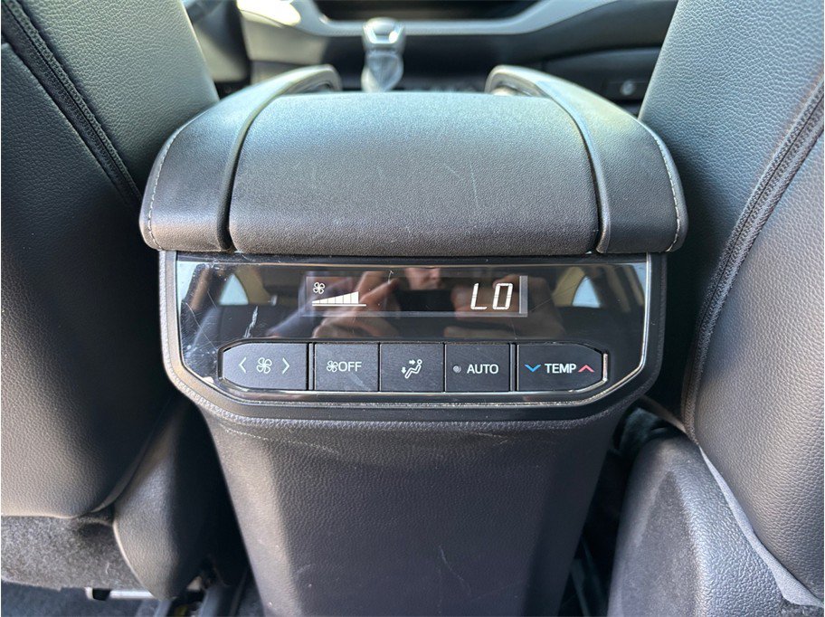 Used 2021 Toyota Highlander XLE AWD/4WD image 39