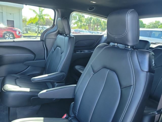 Used 2025 Chrysler Pacifica Select image 13