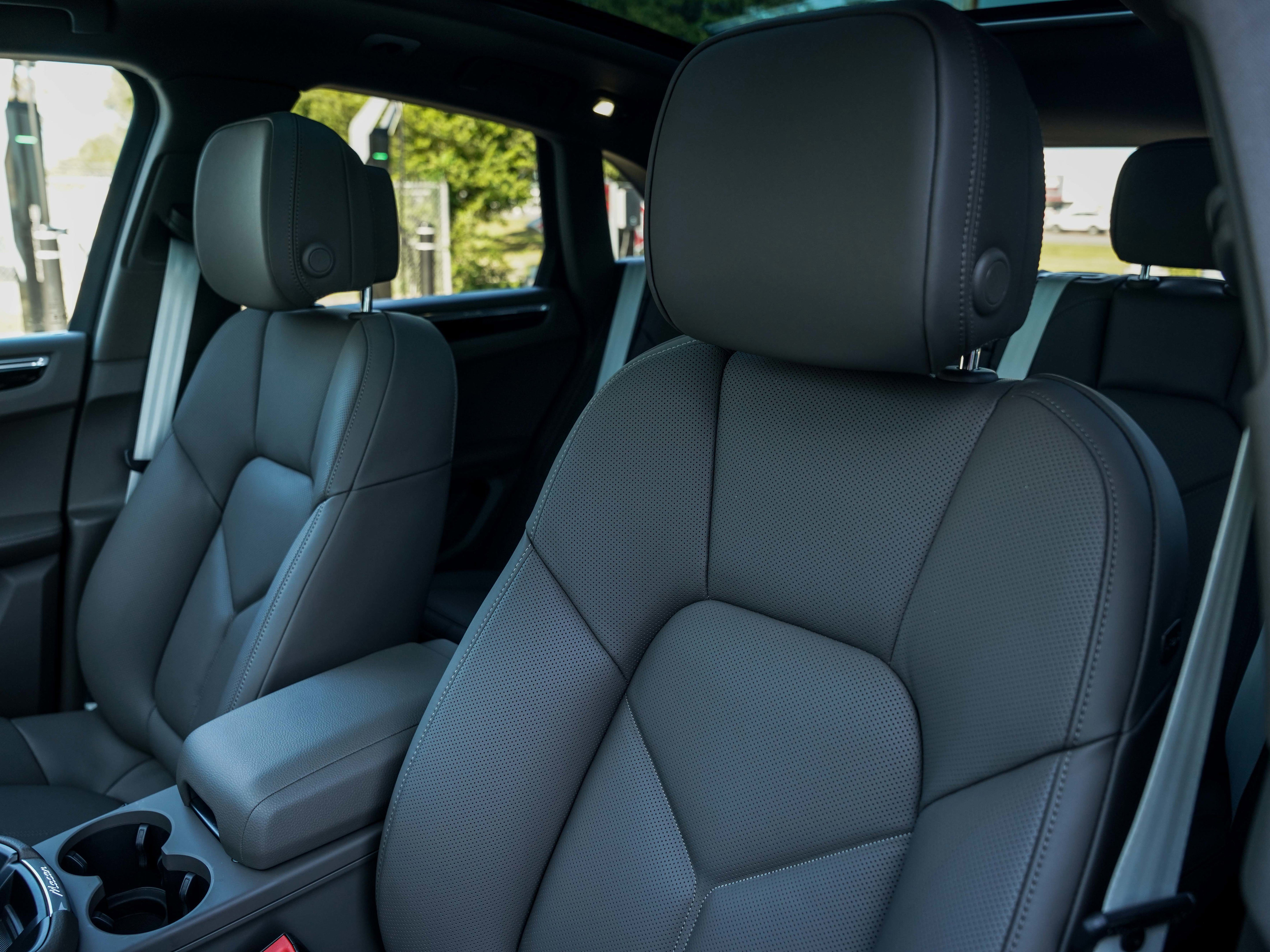 Certified 2025 Porsche Macan image 5