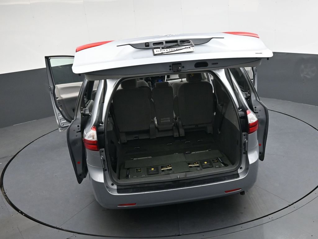 Used 2015 Toyota Sienna LE image 46