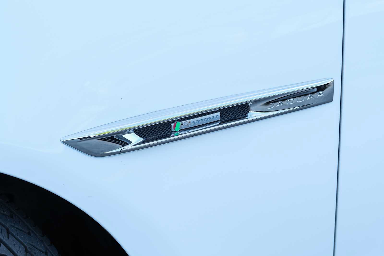 Used 2017 Jaguar XJ R-Sport RWD image 3