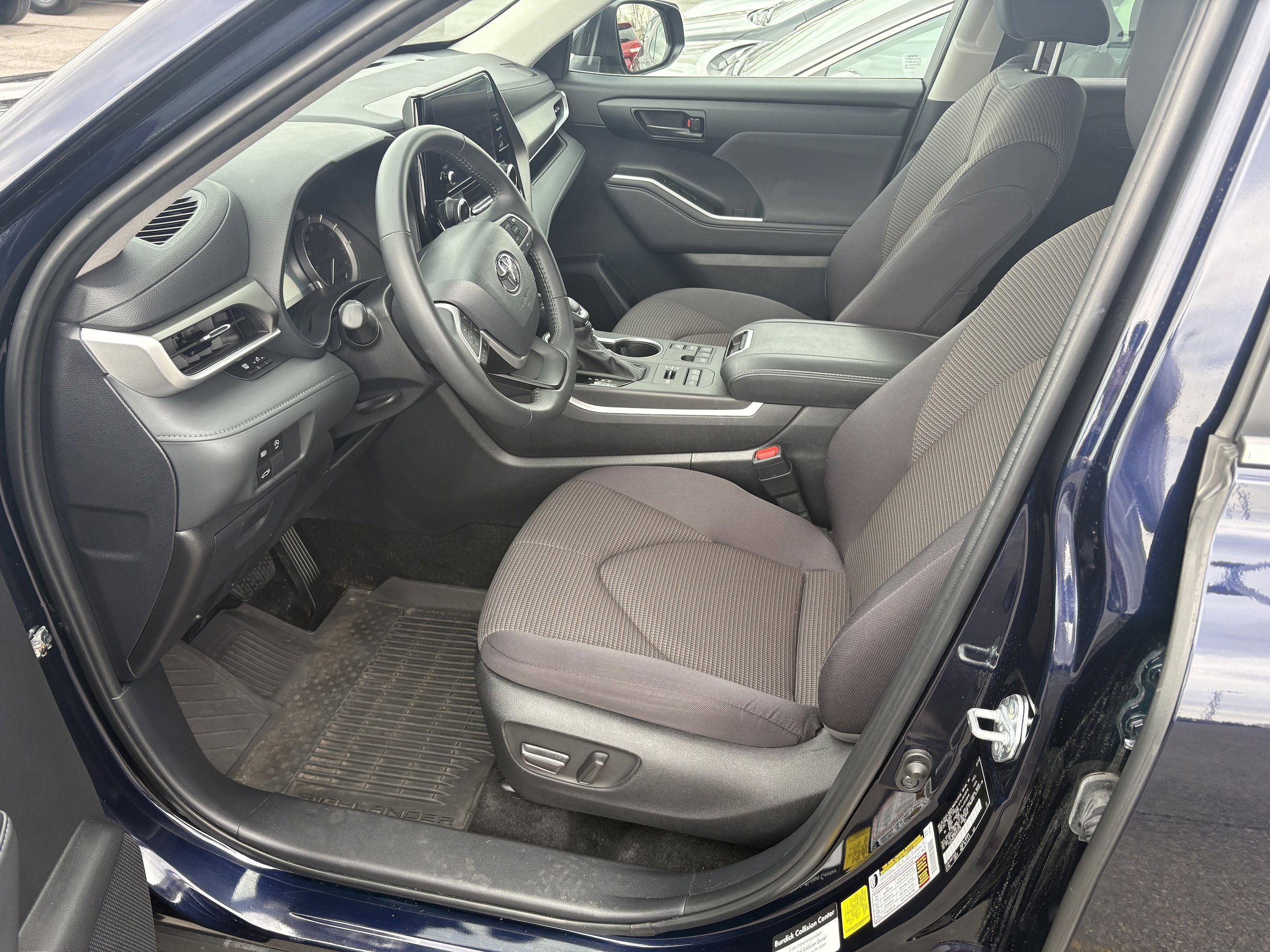 Used 2024 Toyota Highlander LE AWD/4WD image 3
