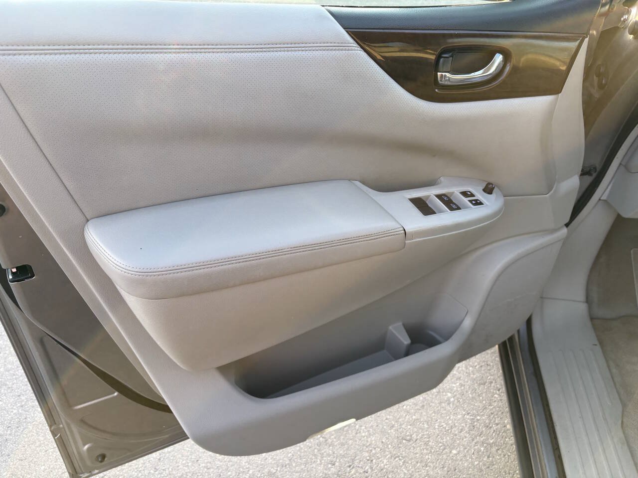 Used 2011 Nissan Quest SV FWD image 25