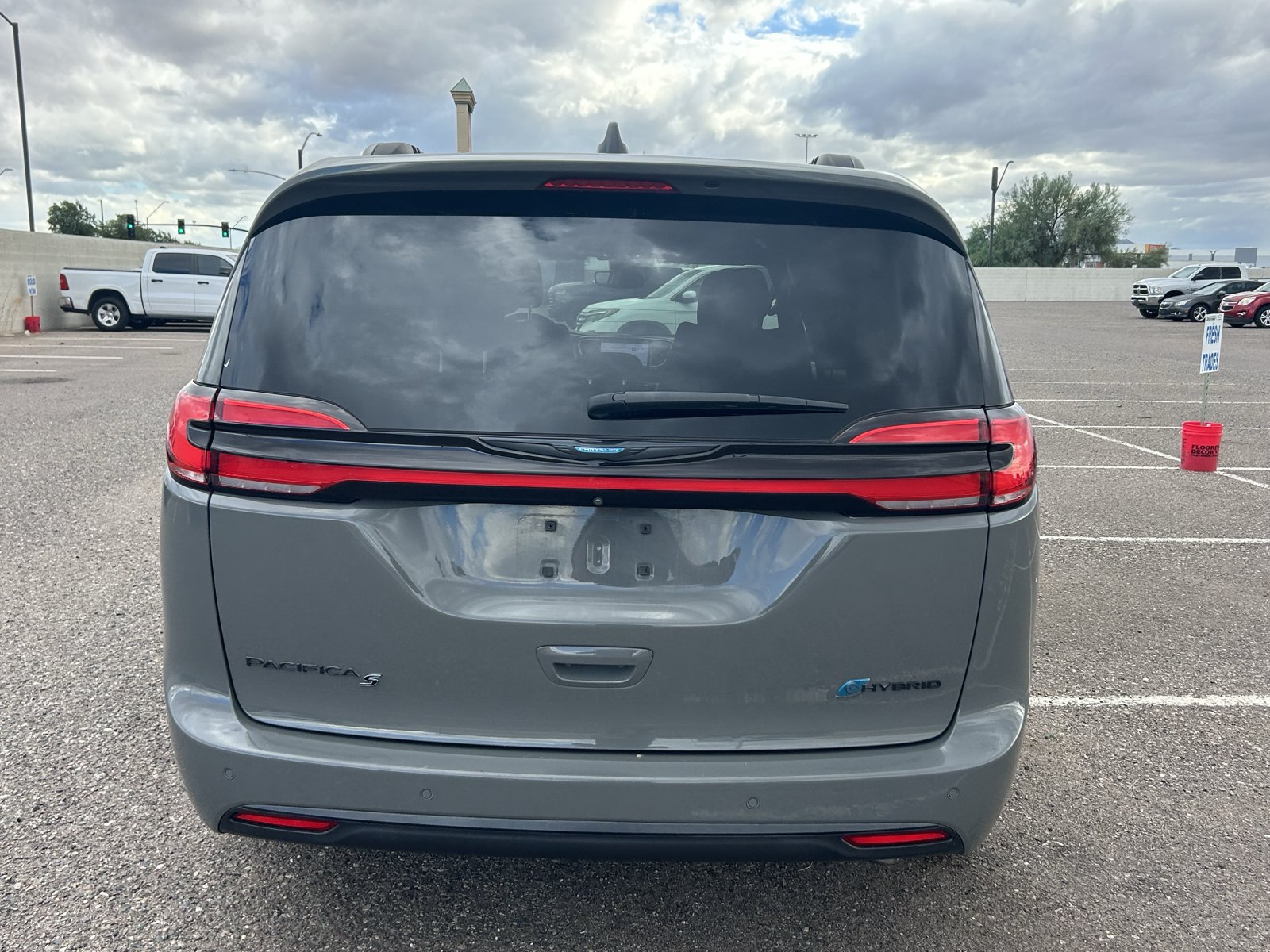 Used 2021 Chrysler Pacifica Touring w/ S Appearance Package FWD image 4
