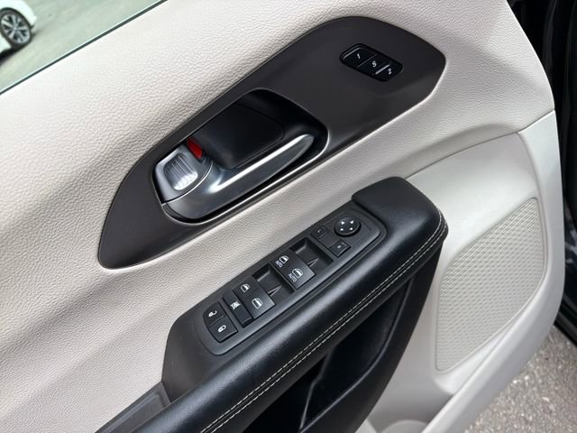 Used 2022 Chrysler Pacifica Touring-L FWD image 12