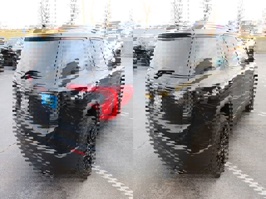 Used 2023 GMC Acadia SLE w/ Driver Convenience Package image 5