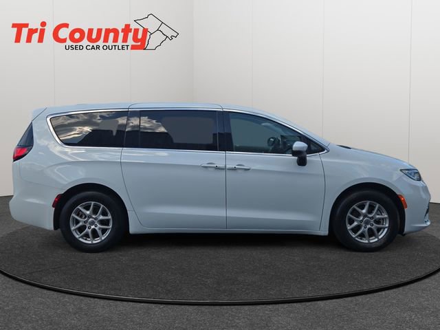 Used 2023 Chrysler Pacifica Touring-L FWD image 9