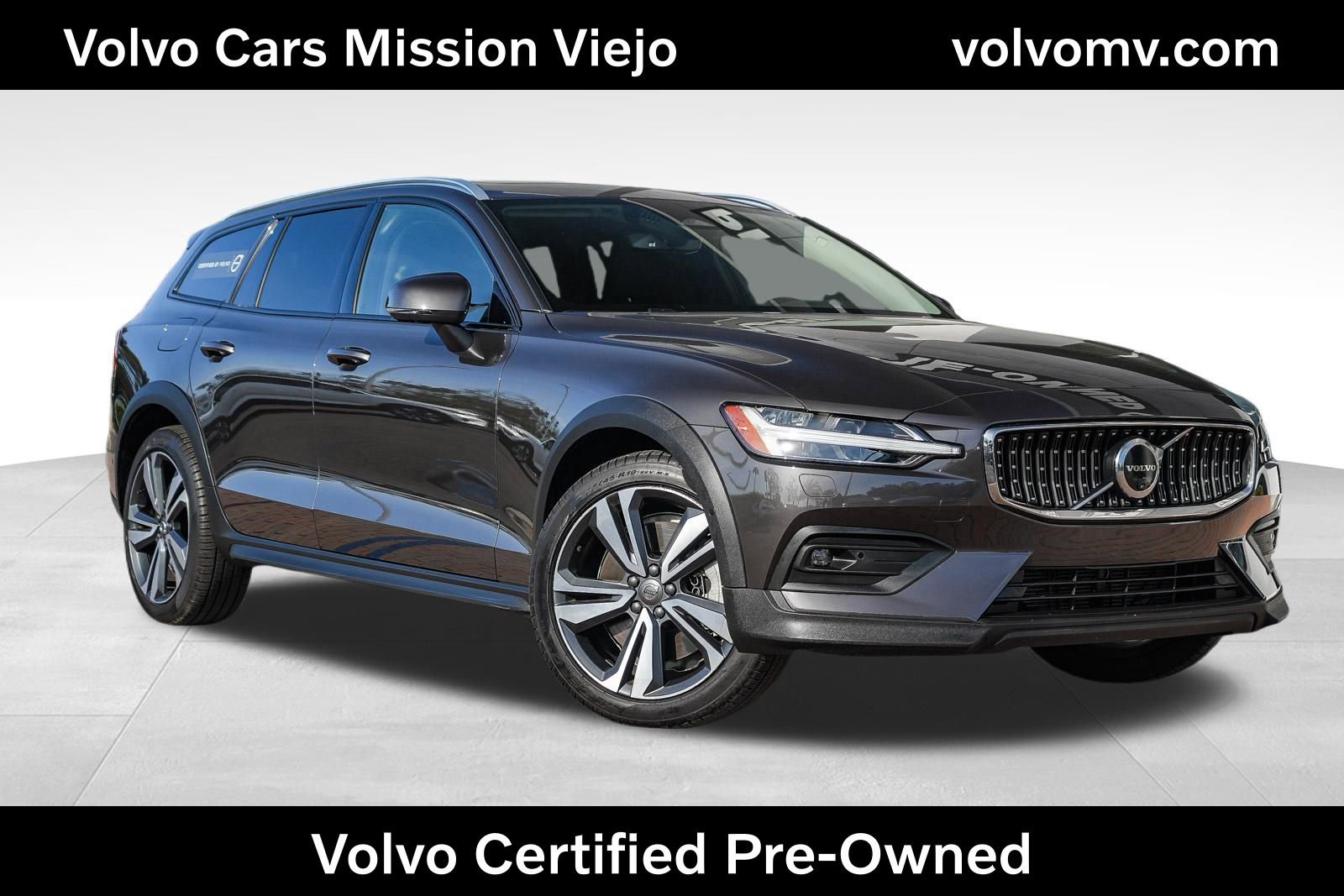 Used 2025 Volvo V60 B5 Cross Country Plus image 1