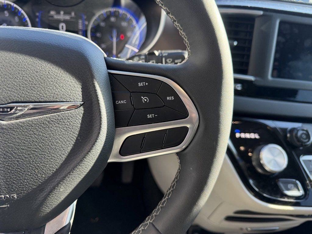 Used 2023 Chrysler Voyager LX image 17