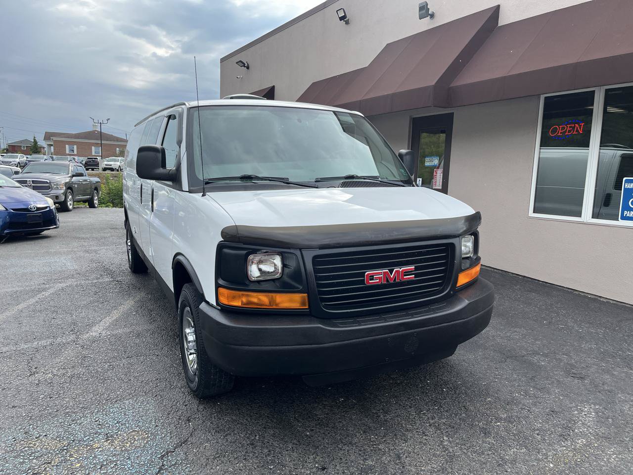 Used 2008 GMC Savana 3500 Extended RWD image 3