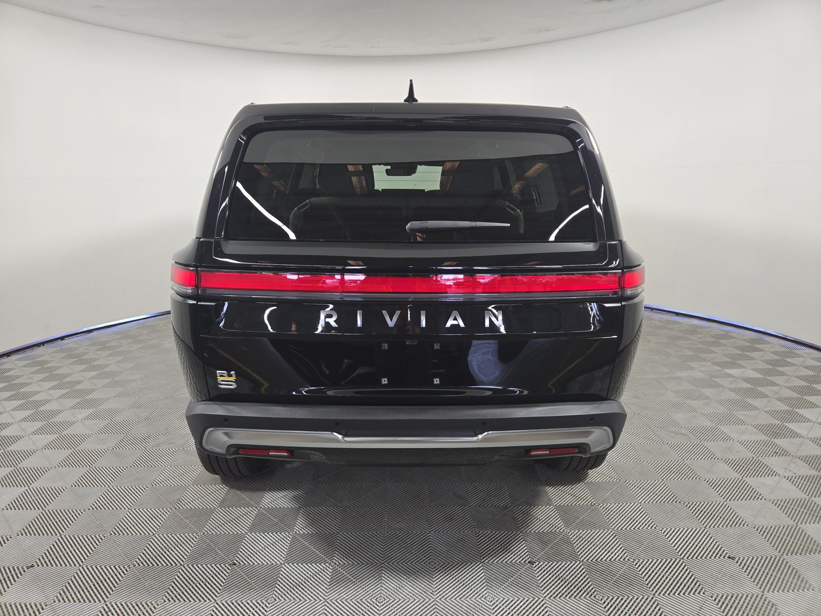 Used 2024 Rivian R1S Adventure AWD/4WD image 4