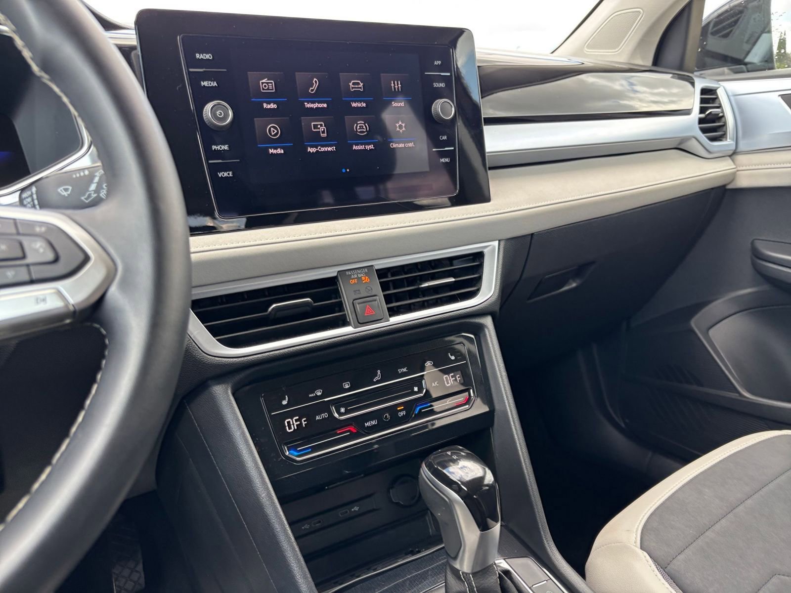 Used 2025 Volkswagen Taos SE FWD image 17