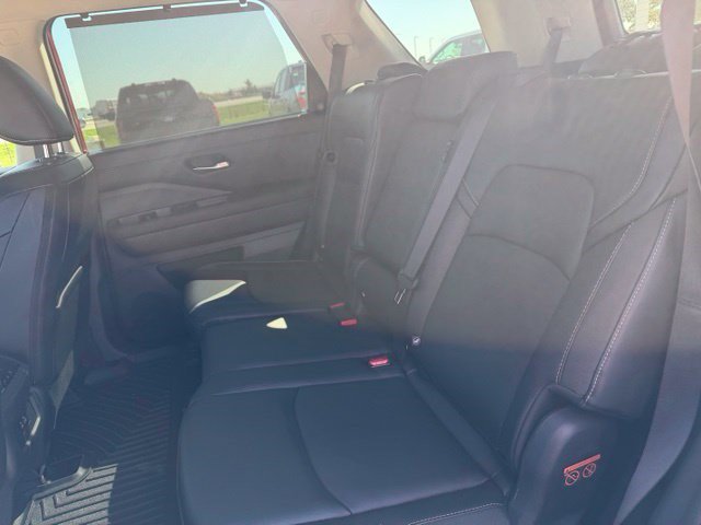 Used 2024 Nissan Pathfinder SL AWD/4WD image 27