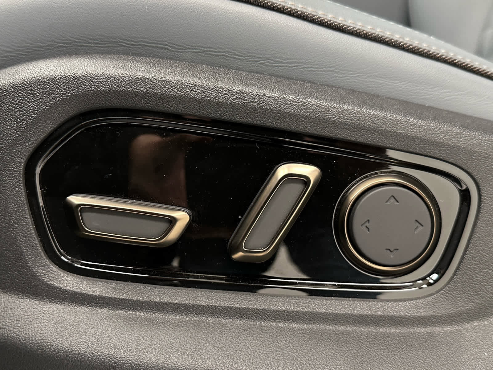 Used 2026 Rivian R1S Premium image 12