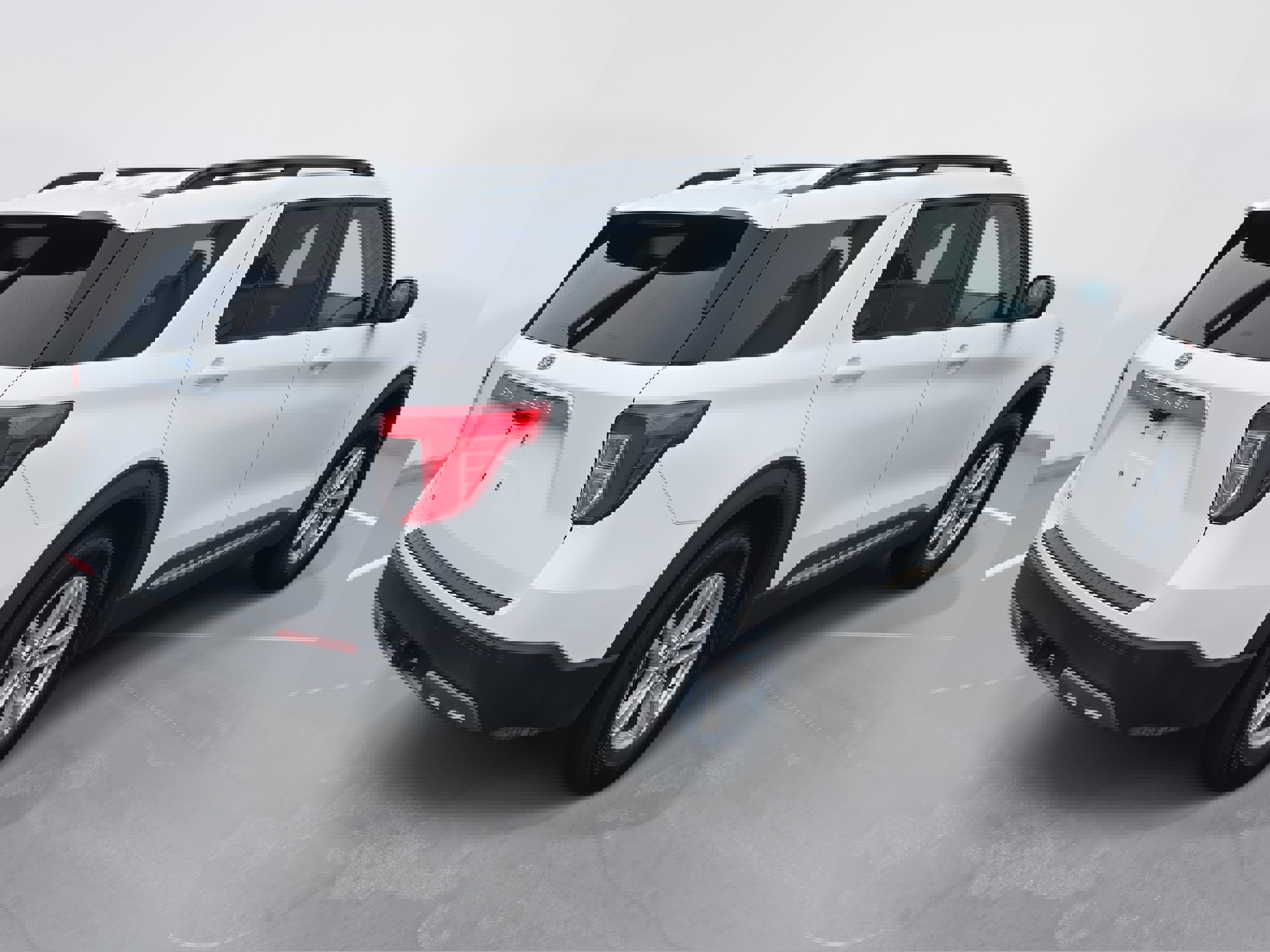 Used 2021 Ford Explorer XLT w/ Equipment Group 202A image 5