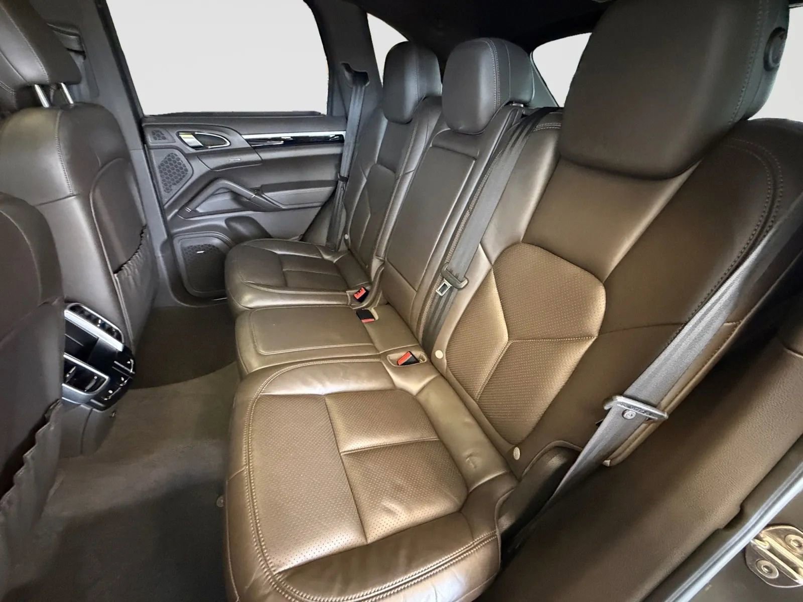 Used 2016 Porsche Cayenne w/ Premium Package Plus image 52