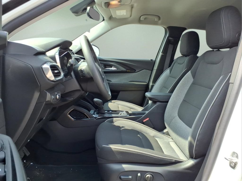Used 2023 Chevrolet TrailBlazer LT FWD image 2