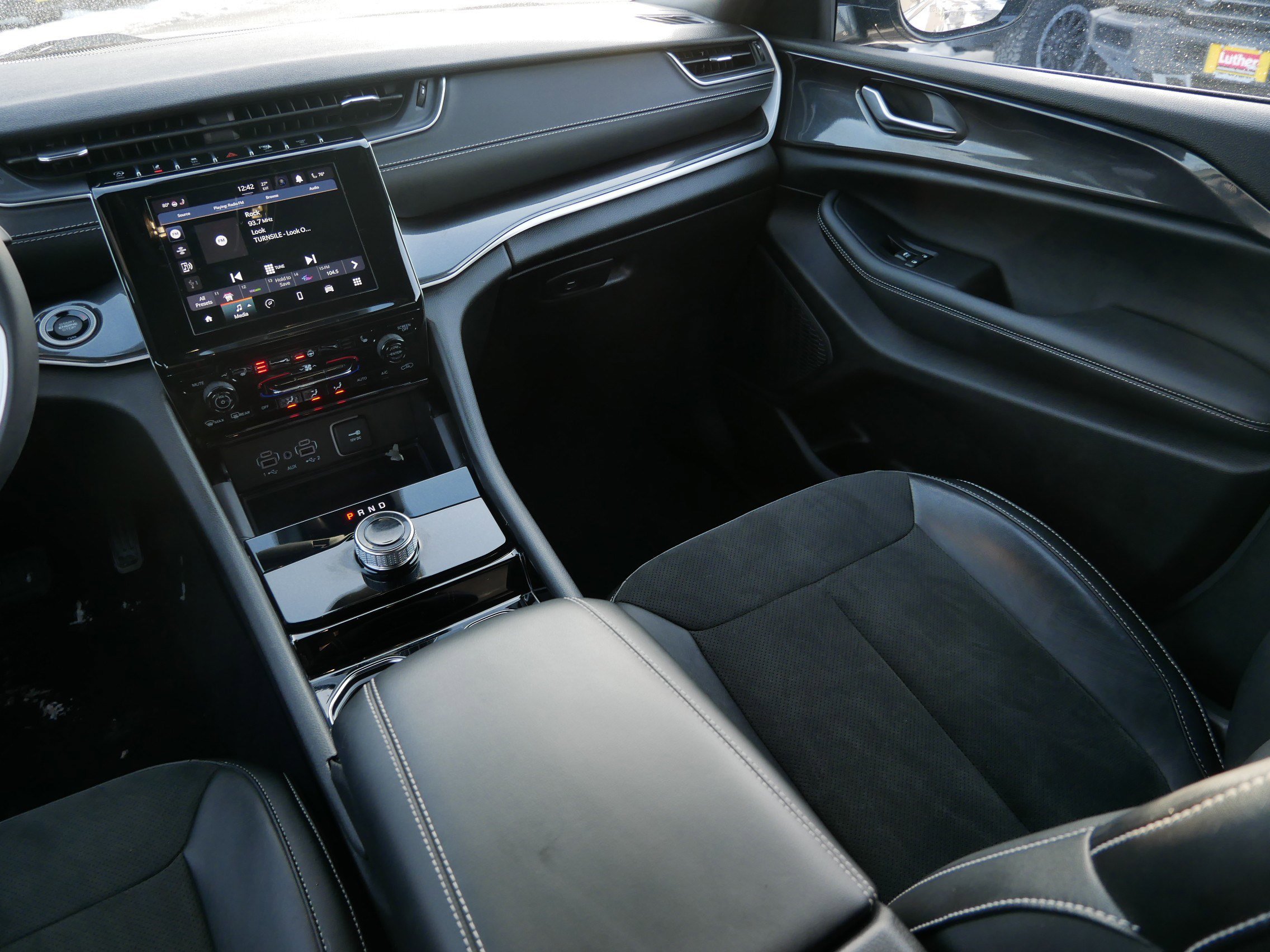 Used 2023 Jeep Grand Cherokee Altitude image 11