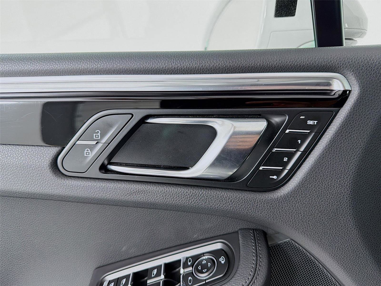 Certified 2023 Porsche Macan AWD/4WD image 7
